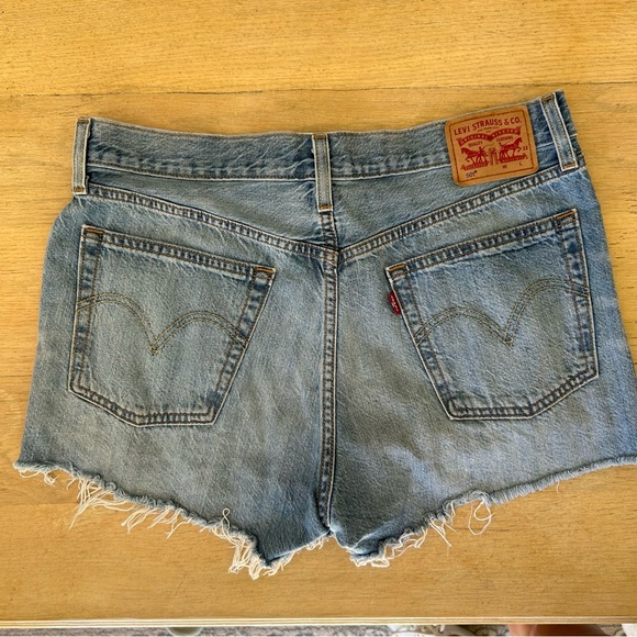 Levi’s cut off Jean shorts with patches - EUC - size 30 - Picture 2 of 5